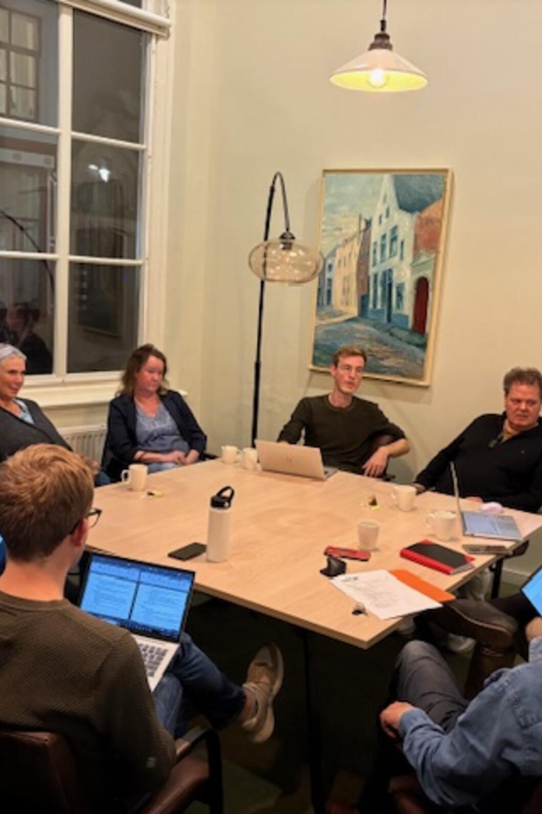 Personen rond een tafel