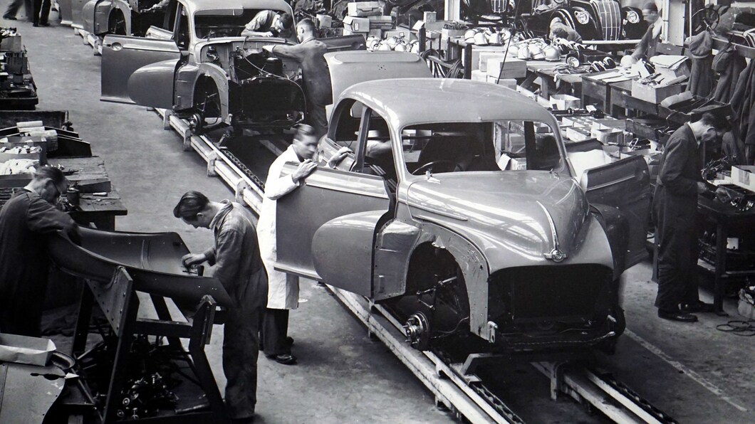 Arbeiders in een autofabriek - beeld ter illustratie.
