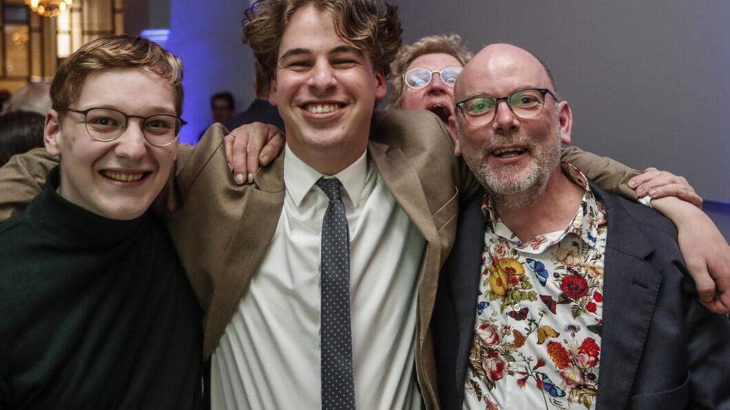 Jonas van Knippenberg, Jarno van Straaten, Lida Zegel-van Tiel en Tjeerd van der Meulen op de uitslagenavond