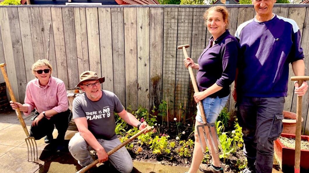Het tuinonttegelteam van GroenLinks Deventer