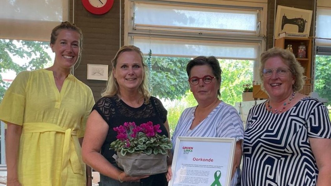 Kamerlid Corinne Ellemeet reikt groen lintje uit aan het Hiphuis