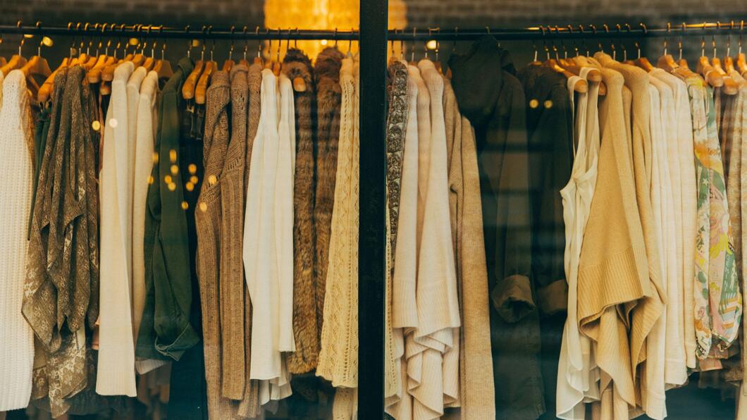 Kleding gezien door een winkelruit