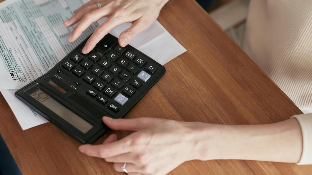 Handen met calculator