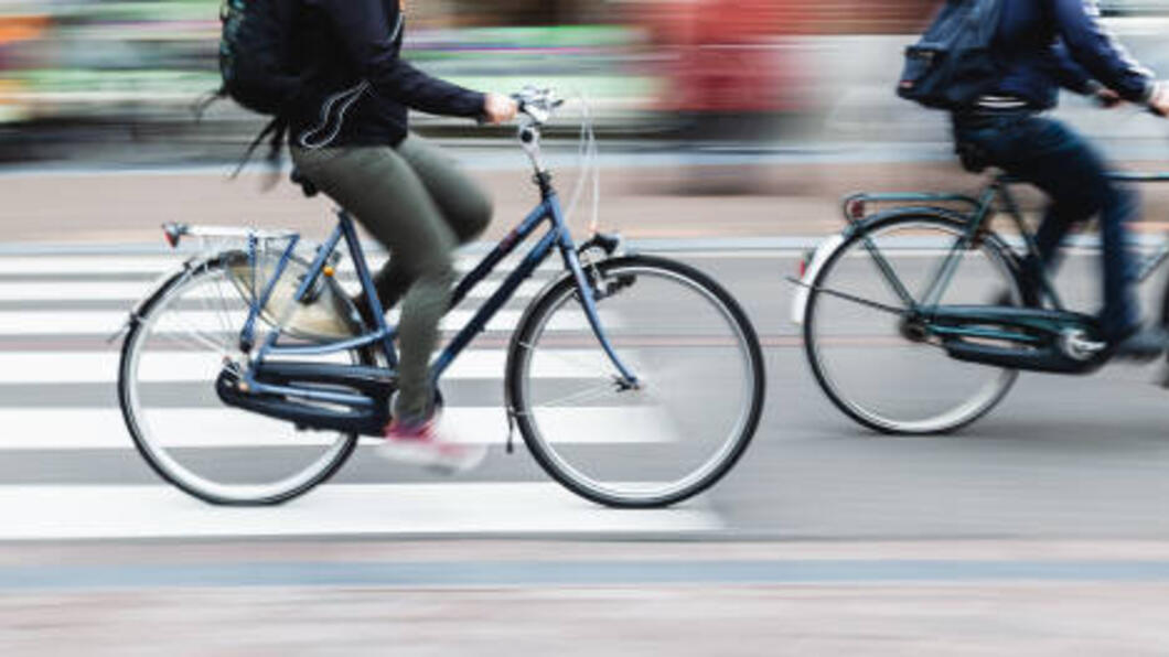 Snelrijdende fietsers in een stedelijke omgeving
