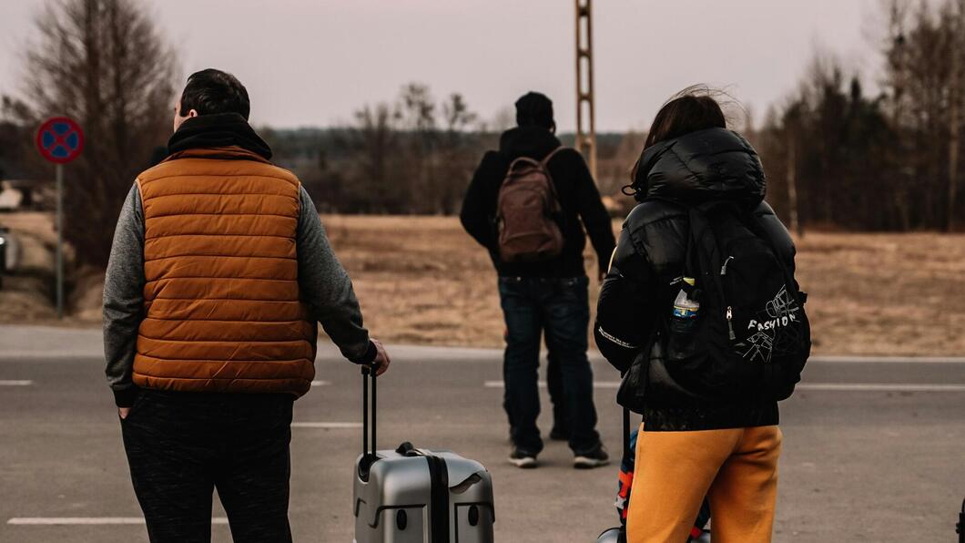Personen bij een straat 
