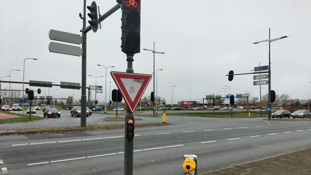 Fietsverkeerslicht op rood zonder rijdende autos
