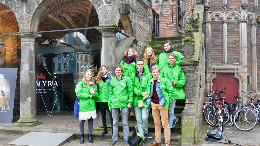 Dwars Overijssel op campagne in Deventer, middenvoor vlnr: Lucas Brinkhuis, Voorzitter, Peter Pasterkamp, Penningmeester, Joris Kuijper, Secretaris