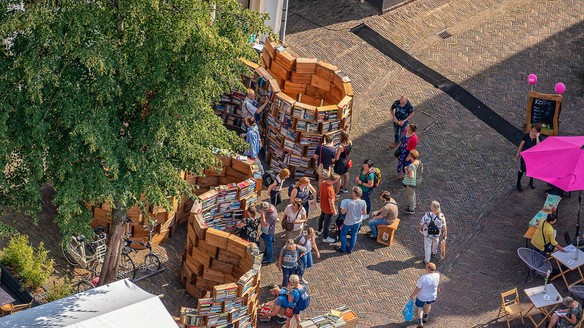 Bezoekers Deventer boekenmarkt