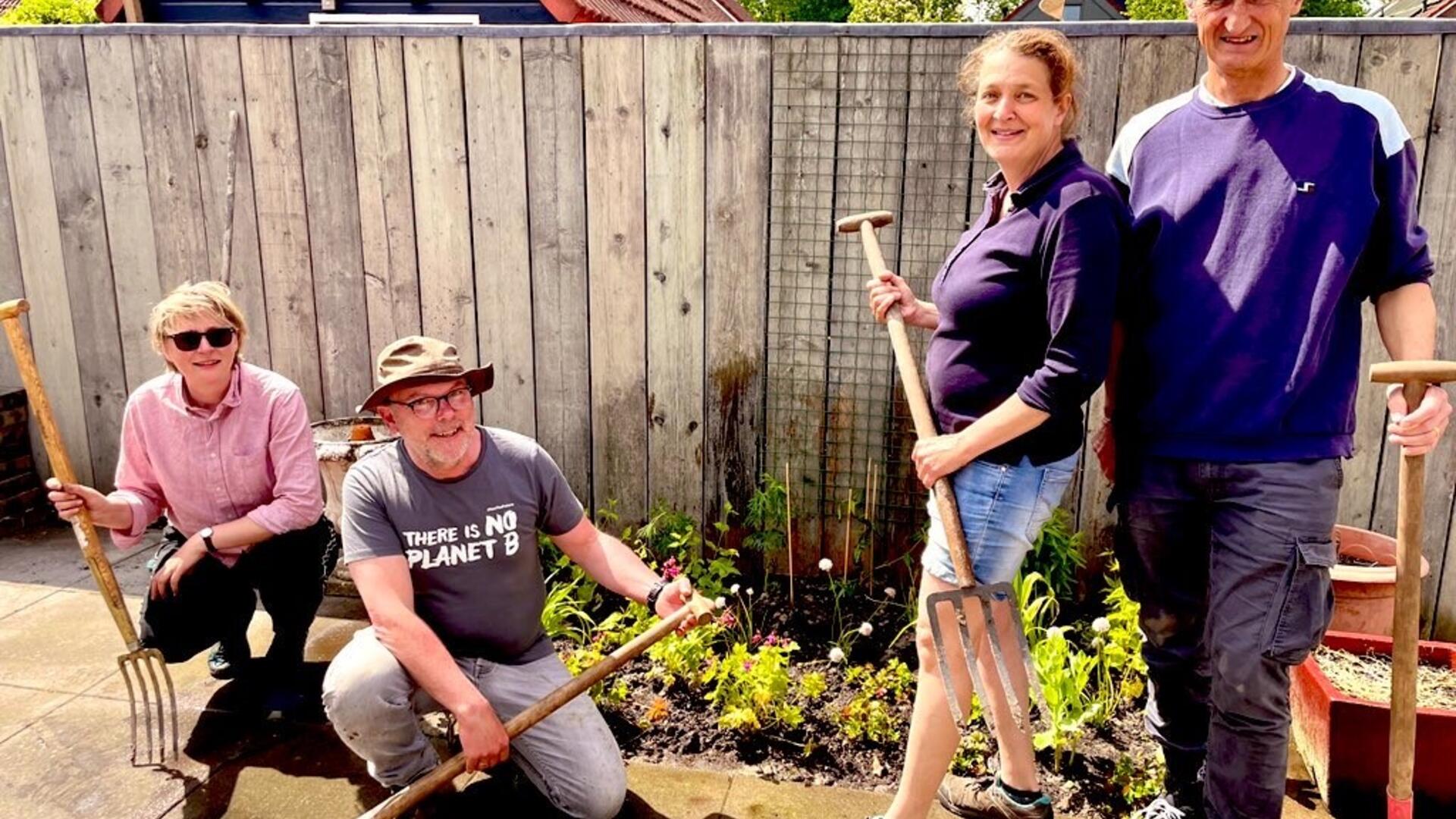 Het tuinonttegelteam van GroenLinks Deventer