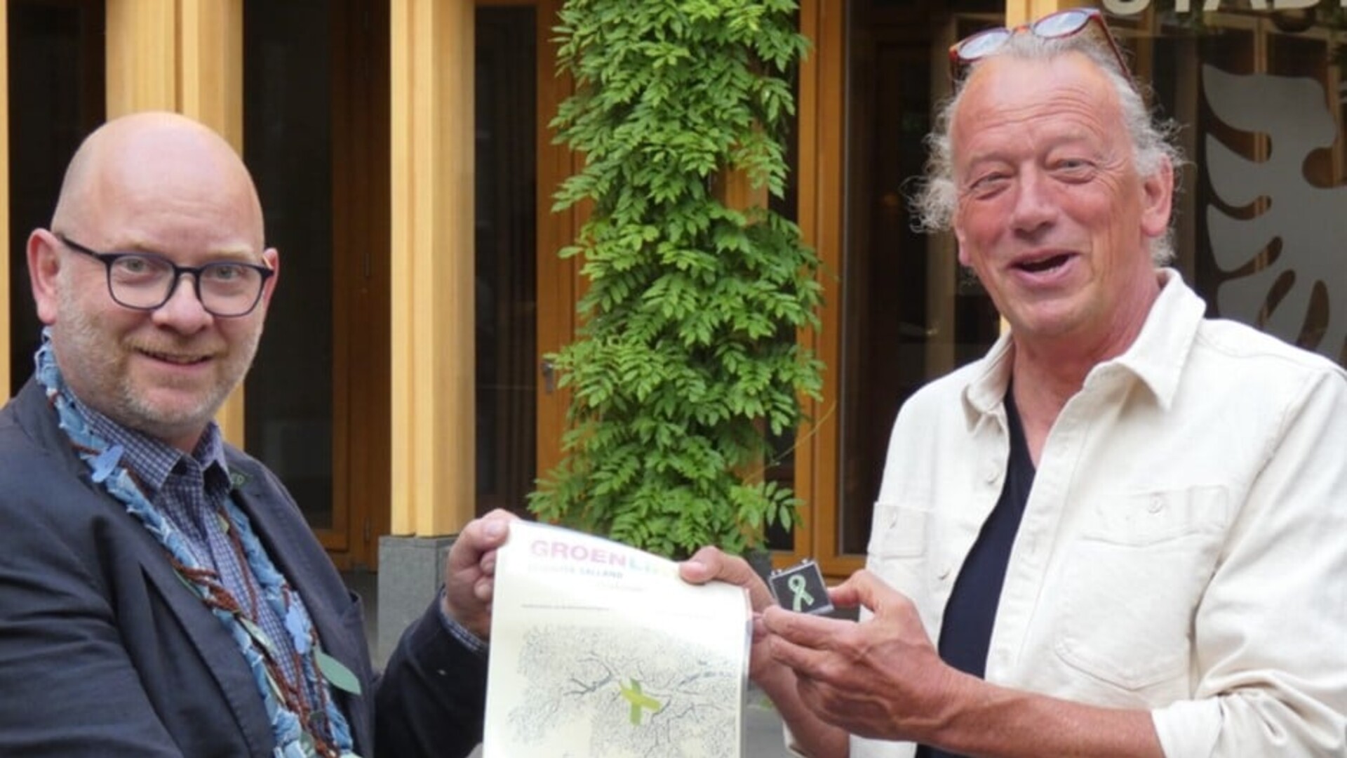 klimaatburgermeester Frank Lieuwen reikt groen lintje uit aan bosambassadeur Walter Donker 