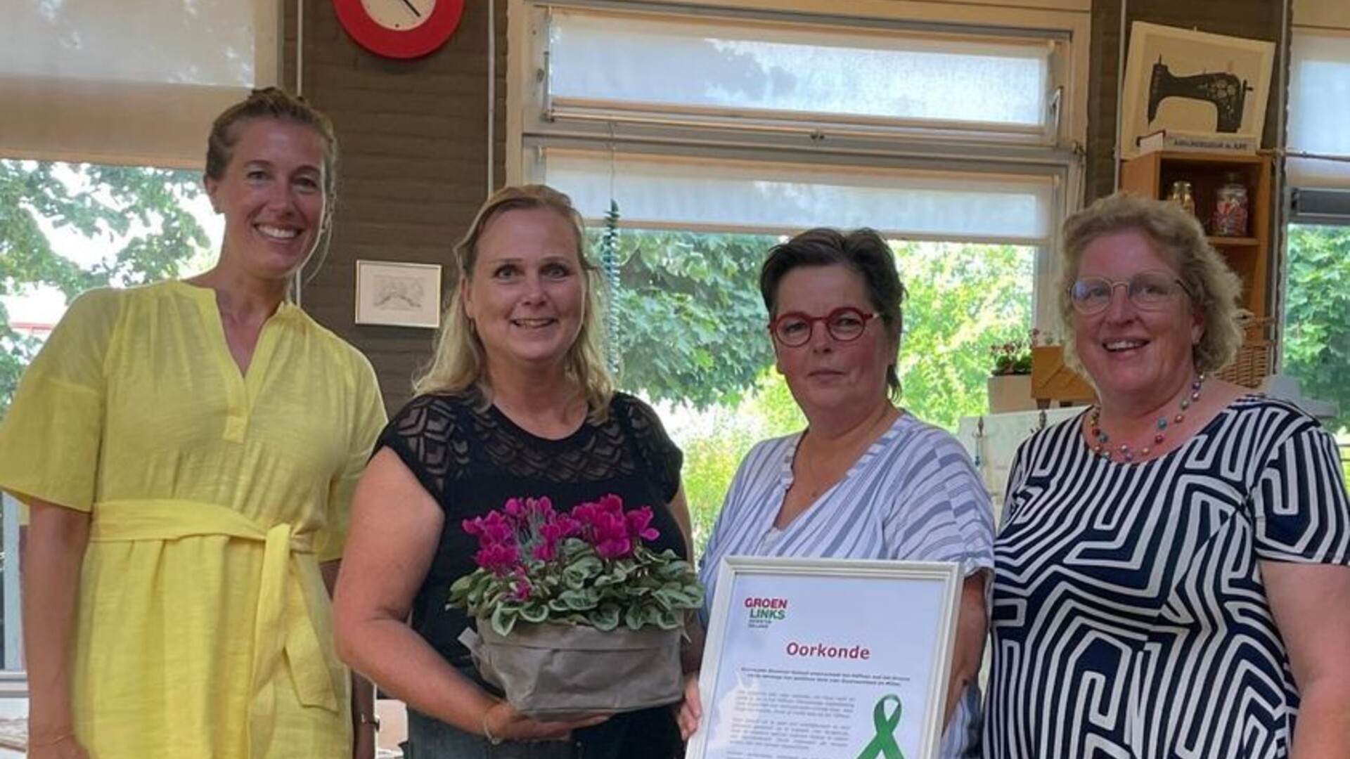 Kamerlid Corinne Ellemeet reikt groen lintje uit aan het Hiphuis