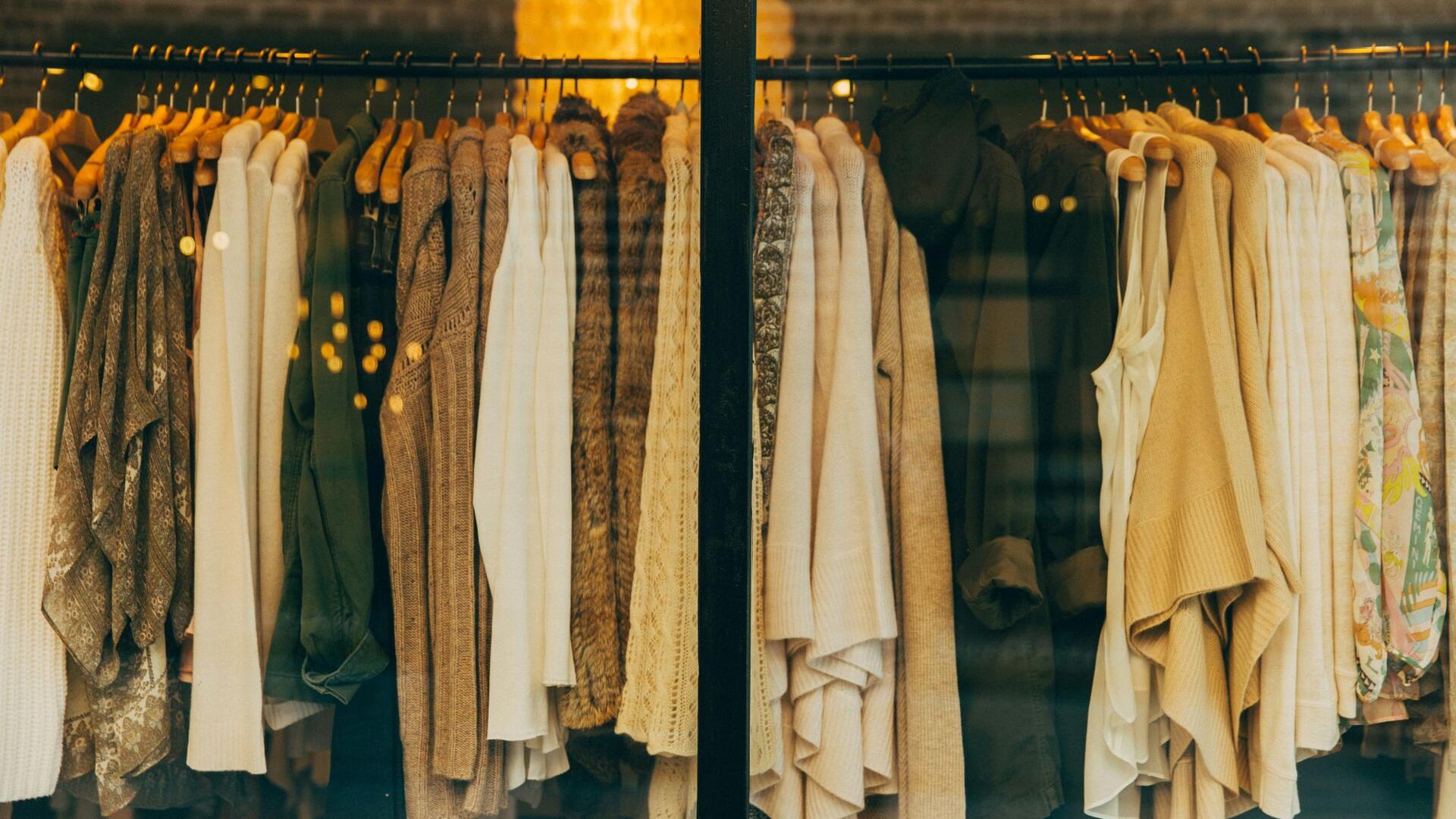 Kleding gezien door een winkelruit