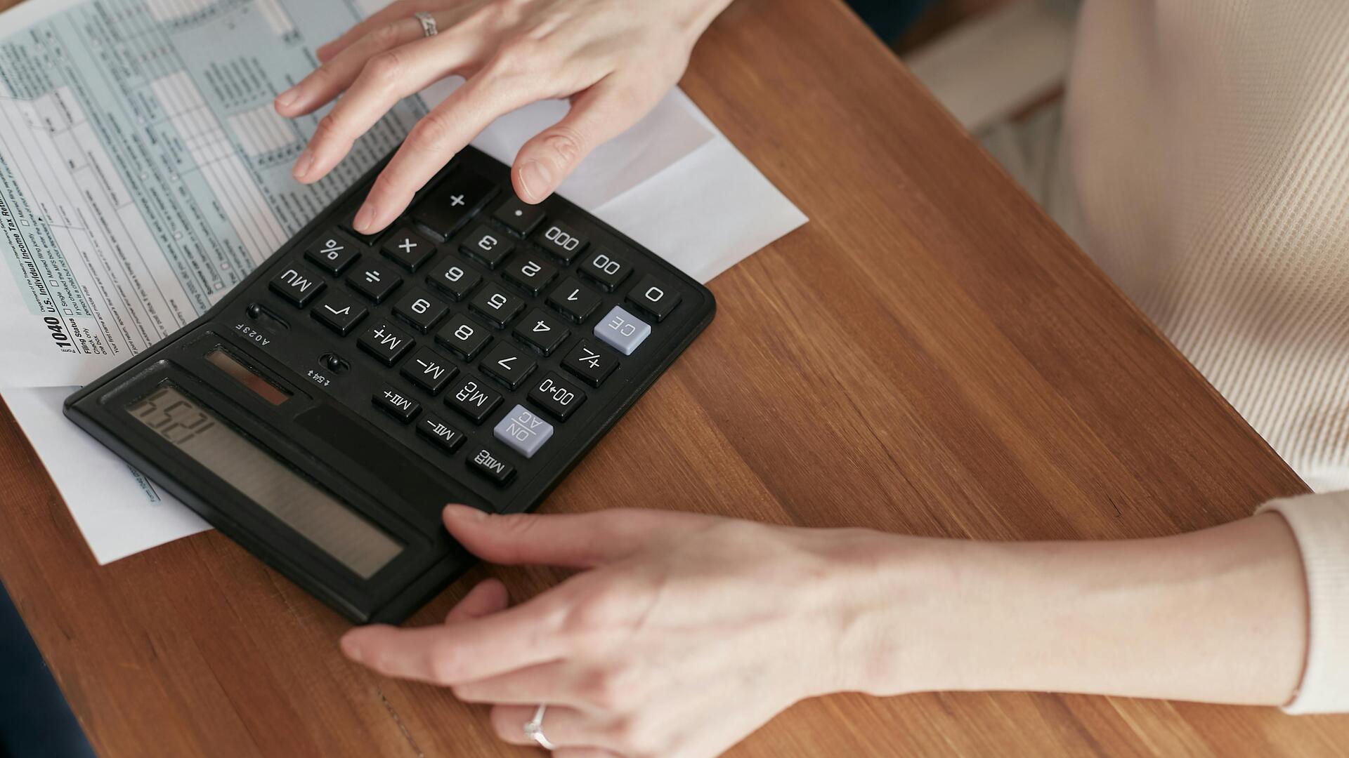 Handen met calculator