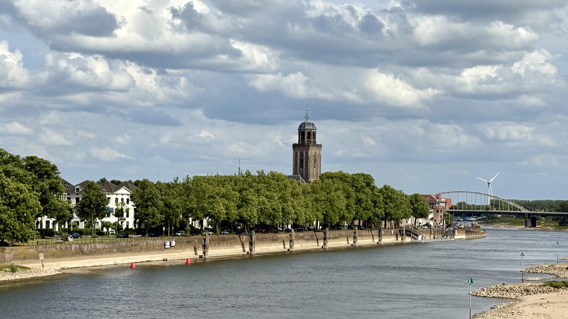 Deventer met IJssel, brug en windturbine mei 2025