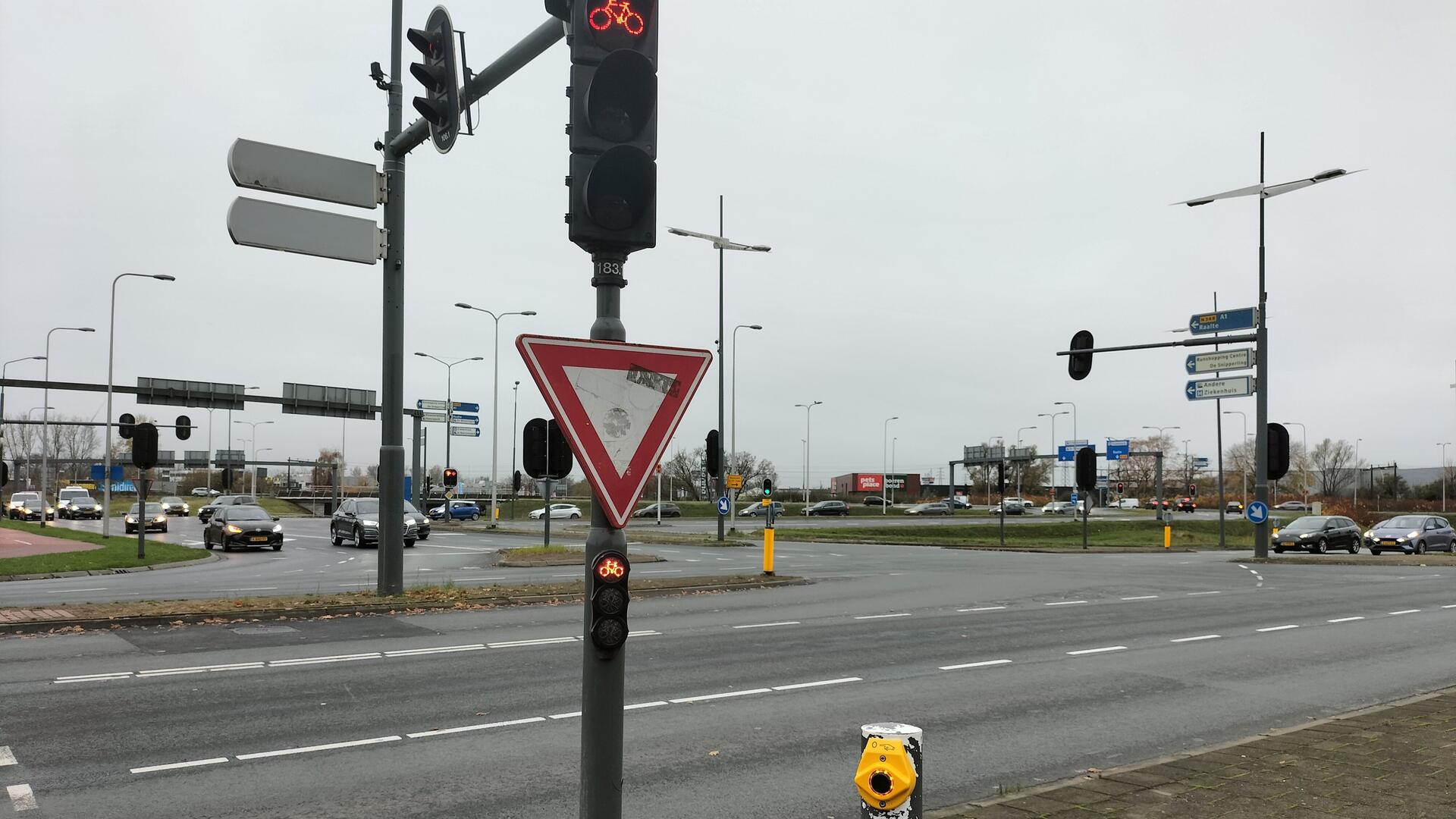Fietsverkeerslicht op rood zonder rijdende autos