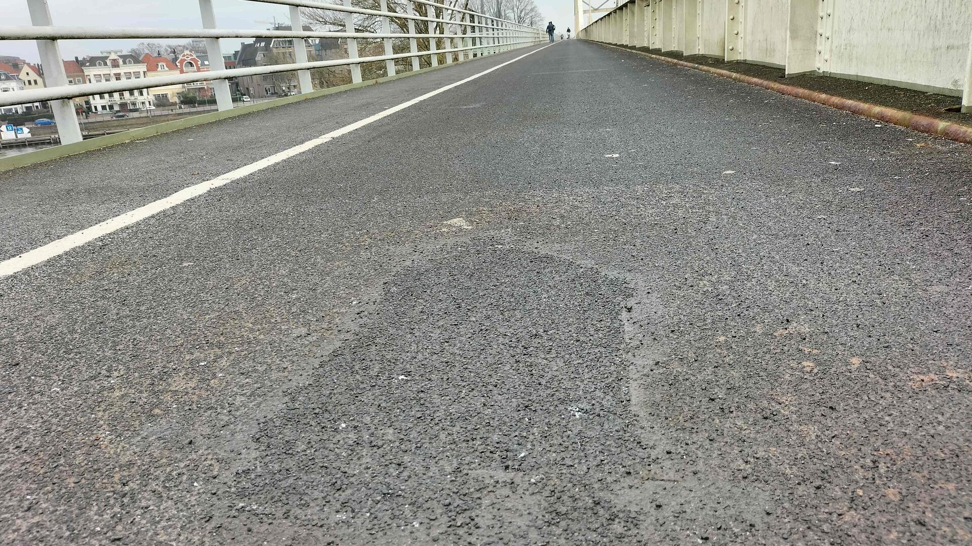 Opgevulde gaten in wegdek fietspad Wilhelminabrug
